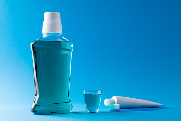 Sollte man eine Mundspülung verwenden – und welche ist geeignet? Zahnärzte in Hamburg