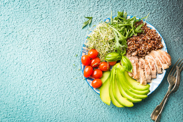 Welche Nahrungsmittel und Getränke sollte man für gesunde Zähne vermeiden? Quarree Dental in Hamburg-Wandsbek hilft weiter.