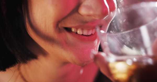 Wie beeinflusst Alkohol die Mundgesundheit und welche Risiken gibt es? Ihr Zahnarztteam in Hamburg-Wandsbek bei Quarree Dental